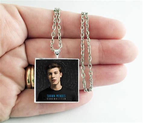 shawn mendes chain.